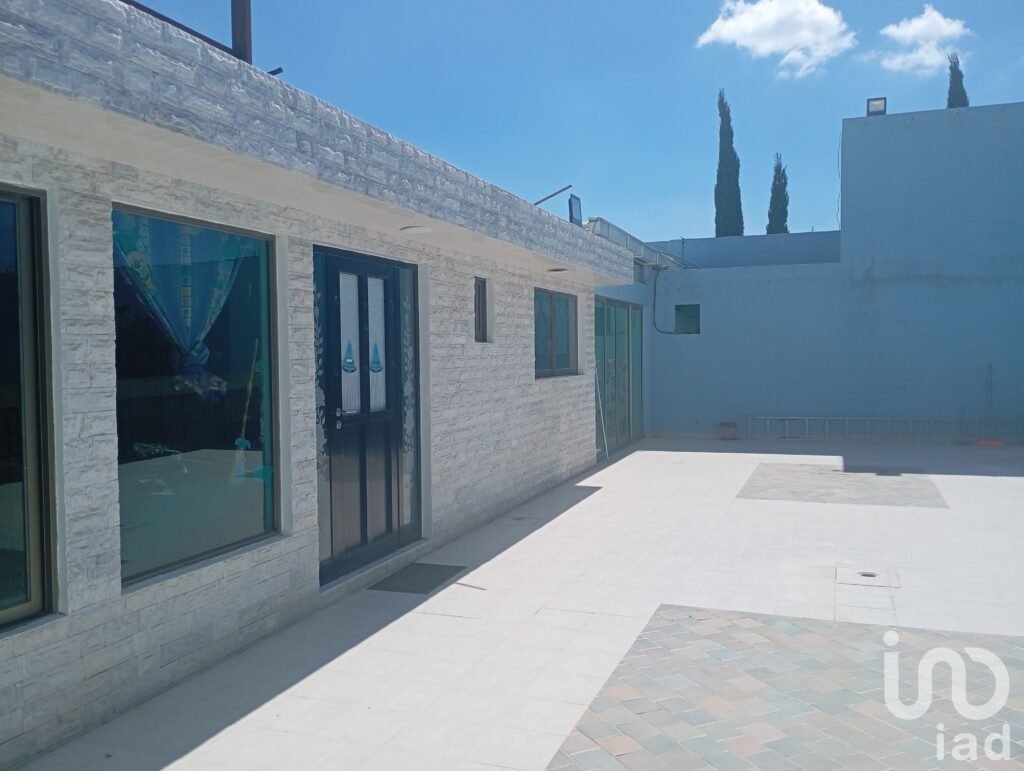 VENTA DE CASA CON 10 CUARTOS DE RENTA Y CASA CON ALBERCA CERCA DE LA UNIVESIDAD DEL FUTBOL PACHUCA