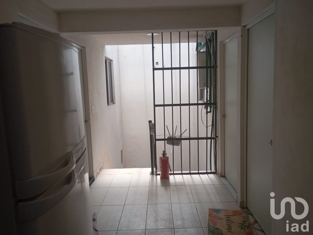 VENTA DE CASA CON 10 CUARTOS DE RENTA Y CASA CON ALBERCA CERCA DE LA UNIVESIDAD DEL FUTBOL PACHUCA