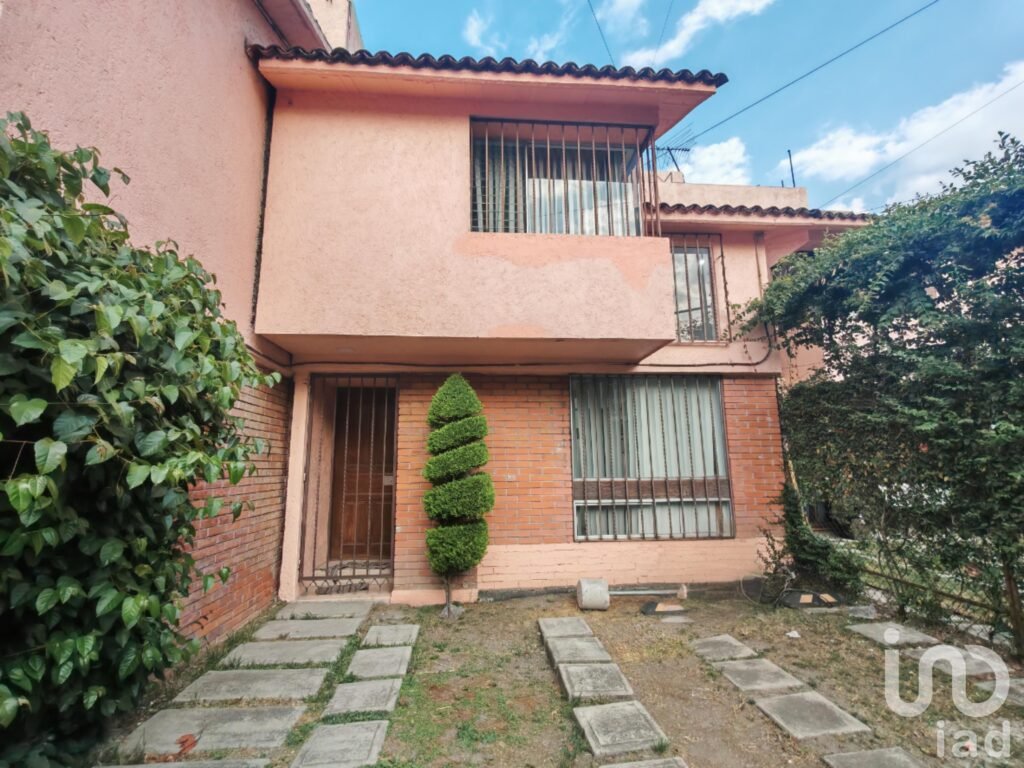 CASA SOLA EN RENTA EN XOCHIMILCO A UNOS PASOS DEL TREN LIGERO HUICHAPAN