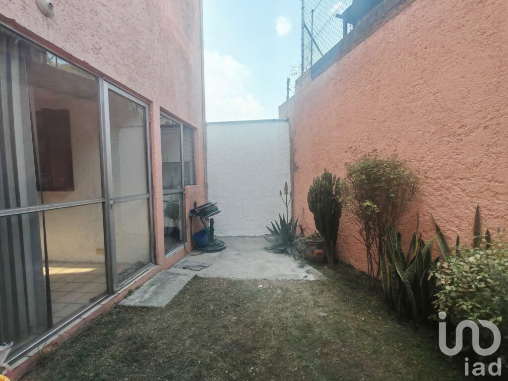 CASA SOLA EN RENTA EN XOCHIMILCO A UNOS PASOS DEL TREN LIGERO HUICHAPAN
