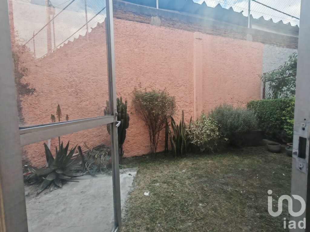 CASA SOLA EN RENTA EN XOCHIMILCO A UNOS PASOS DEL TREN LIGERO HUICHAPAN