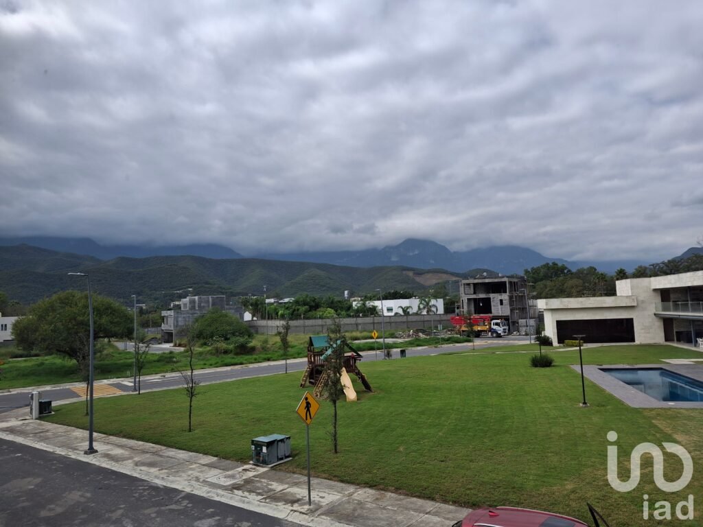 Venta de Terreno con 371 M2 en Residencial Las Esmeraldas, en Monterrey ,muy cerca de El Barro