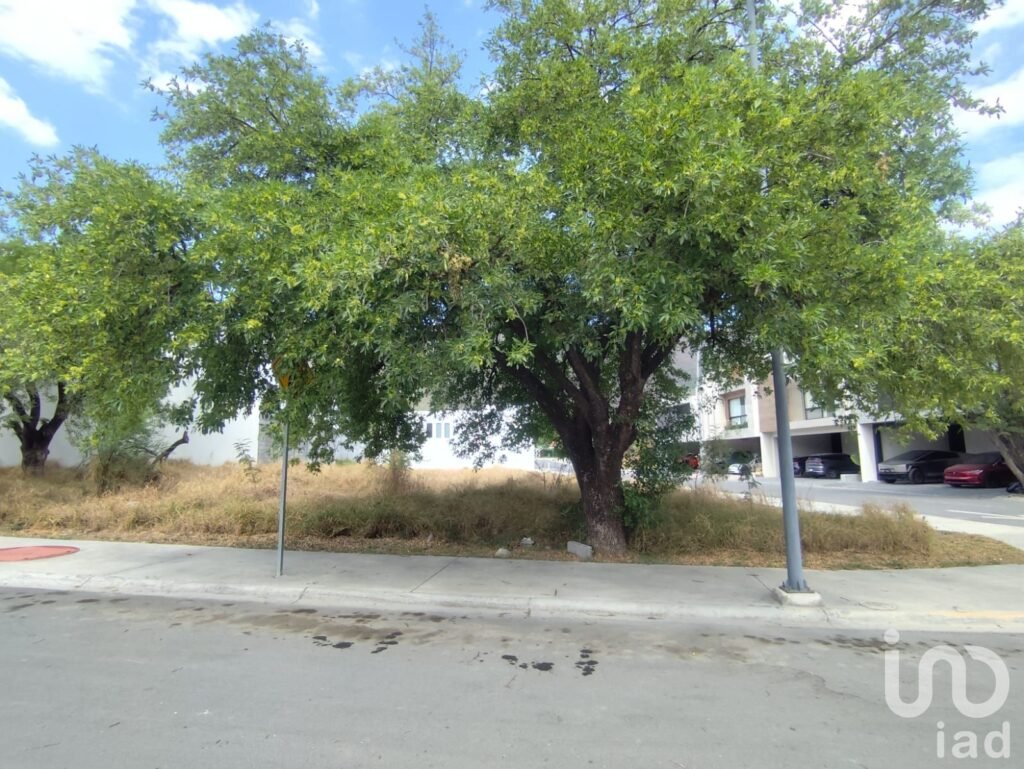 Venta de Terreno con 371 M2 en Residencial Las Esmeraldas, en Monterrey ,muy cerca de El Barro