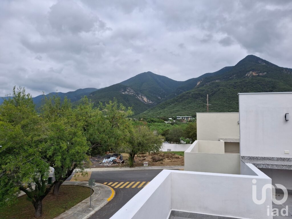 Venta de Terreno con 371 M2 en Residencial Las Esmeraldas, en Monterrey ,muy cerca de El Barro