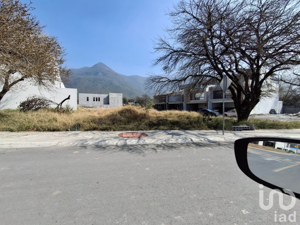 Venta de Terreno con 371 M2 en Residencial Las Esmeraldas, en Monterrey ,muy cerca de El Barro