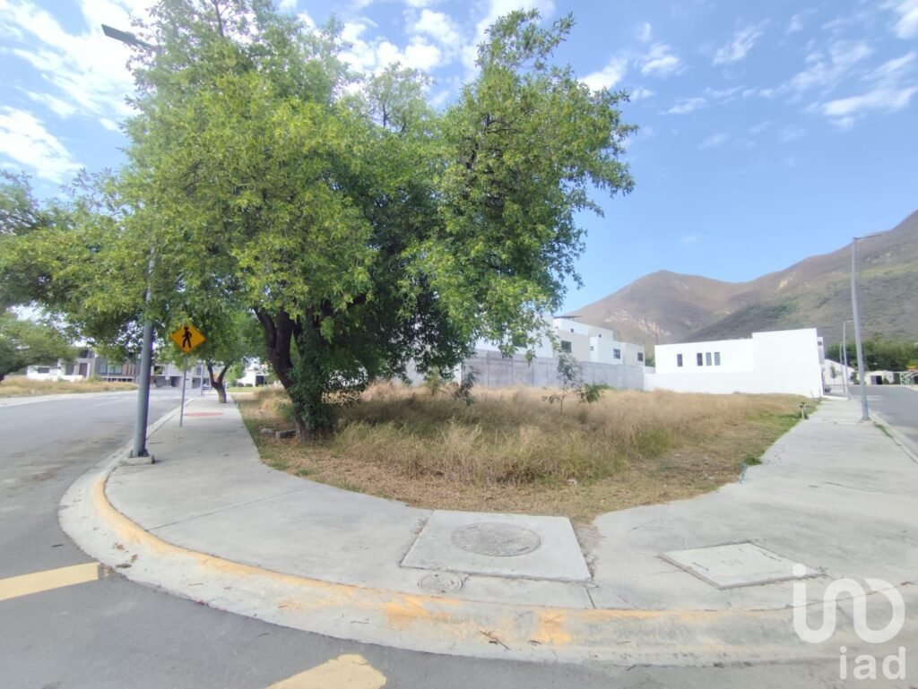 Venta de Terreno con 371 M2 en Residencial Las Esmeraldas, en Monterrey ,muy cerca de El Barro