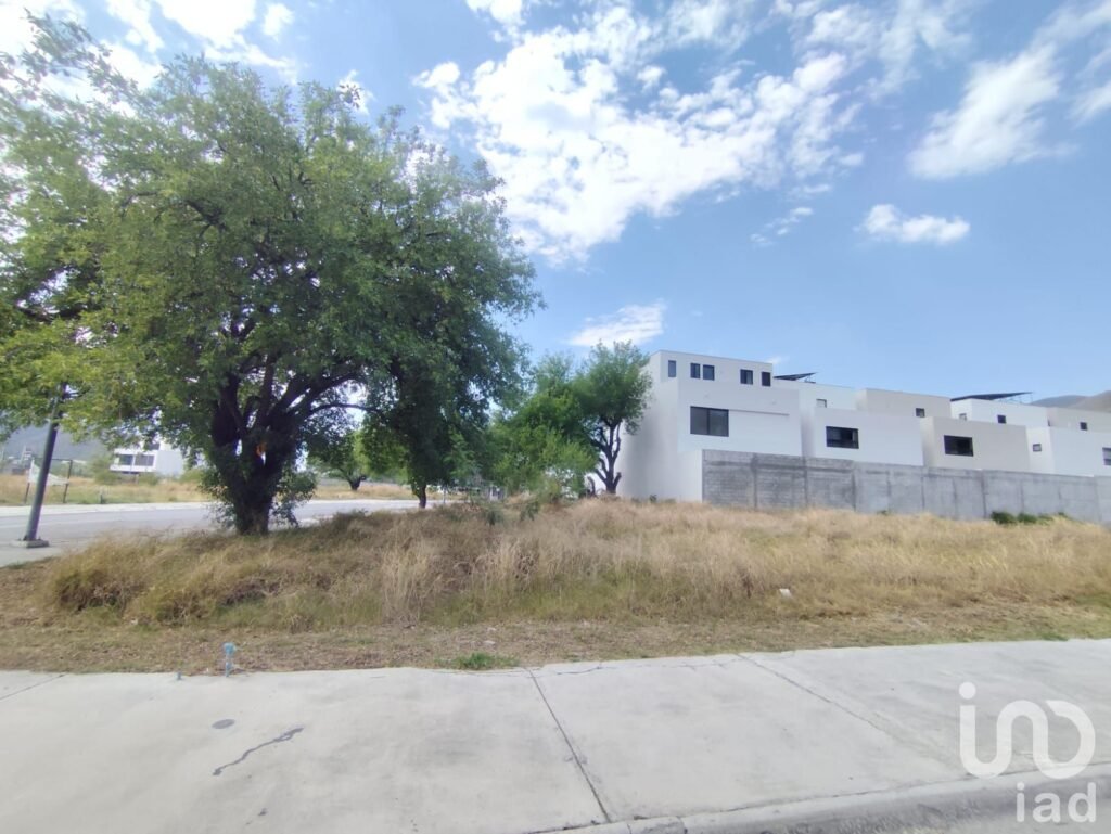 Venta de Terreno con 371 M2 en Residencial Las Esmeraldas, en Monterrey ,muy cerca de El Barro