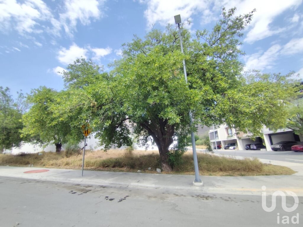 Venta de Terreno con 371 M2 en Residencial Las Esmeraldas, en Monterrey ,muy cerca de El Barro