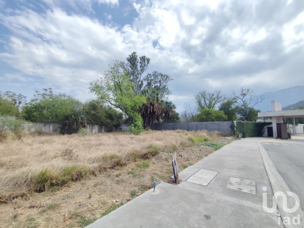 Venta de Terreno de 390 M2 en Residencial Las Esmeraldas, en Monterrey ,muy cerca de El Barro