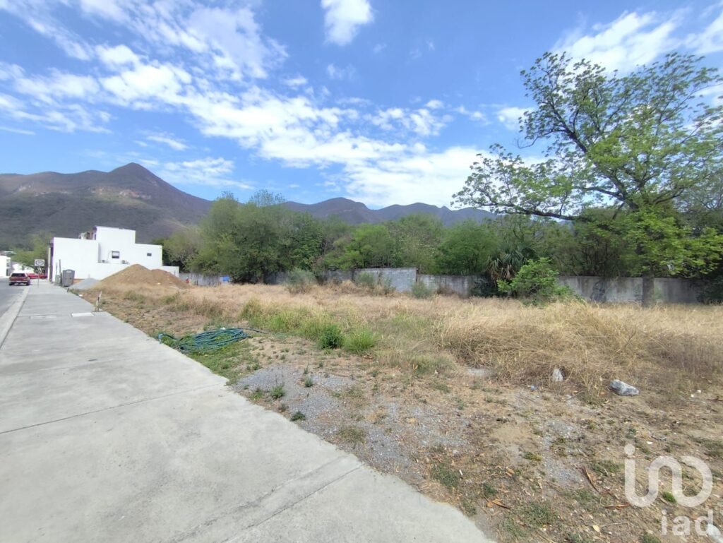 Venta de Terreno de 390 M2 en Residencial Las Esmeraldas, en Monterrey ,muy cerca de El Barro
