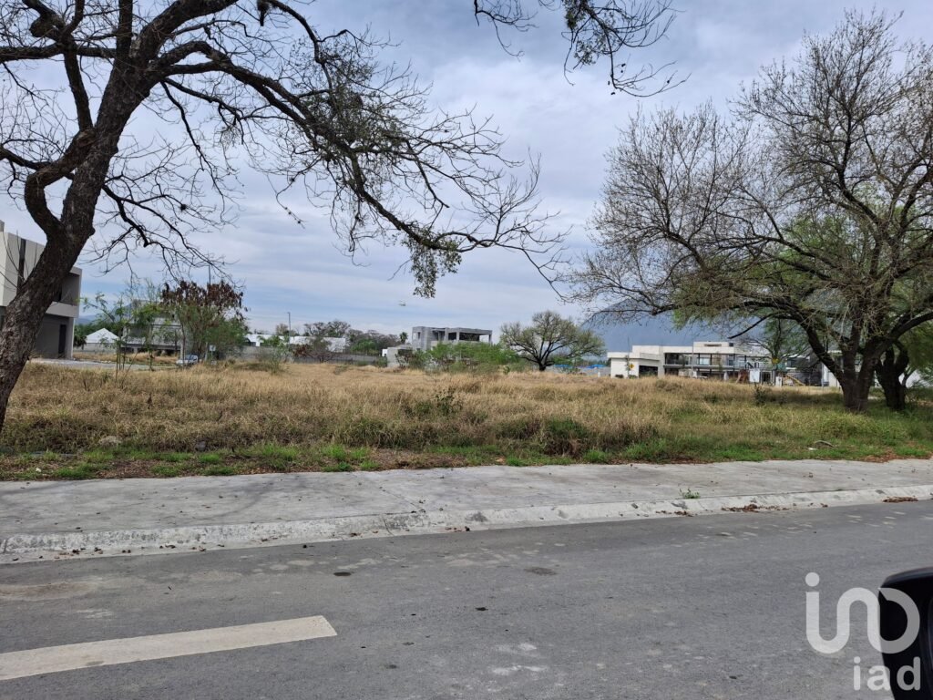 Venta de Terreno de 390 M2 en Residencial Las Esmeraldas, en Monterrey ,muy cerca de El Barro