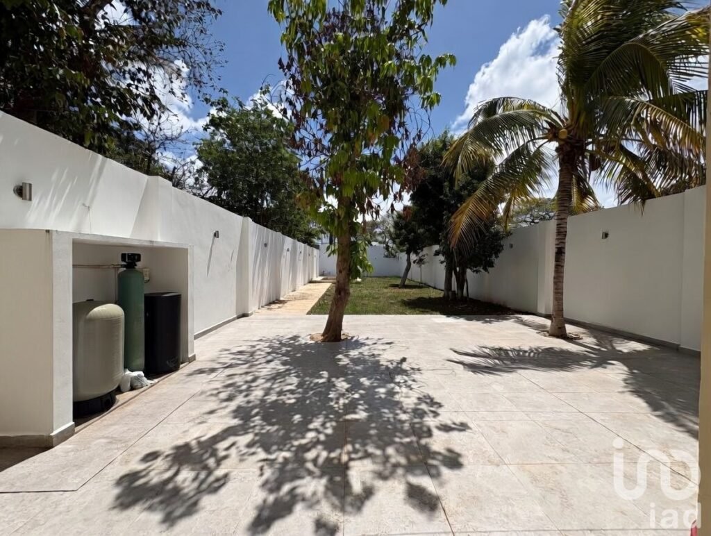 Casa en venta en Colonia Maya 3 recámaras con alberca y accesoria