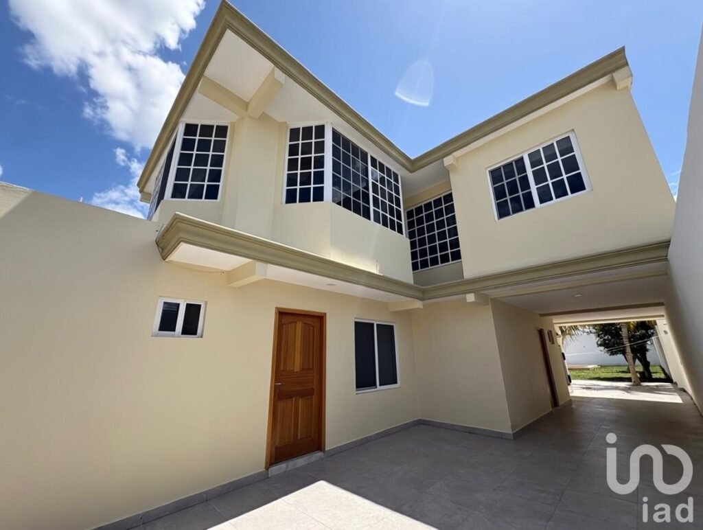 Casa en venta en Colonia Maya 3 recámaras con alberca y accesoria