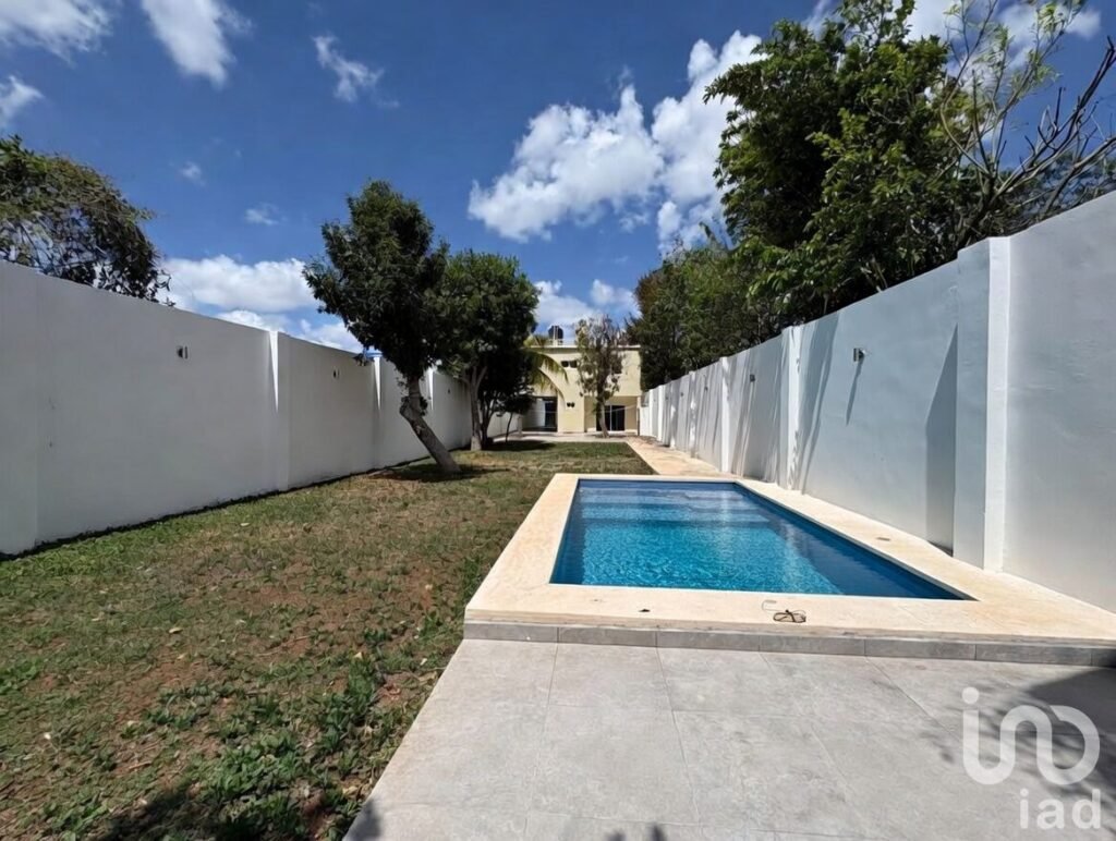 Casa en venta en Colonia Maya 3 recámaras con alberca y accesoria