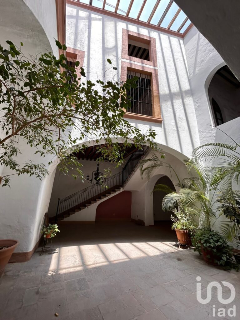 Propiedad en Renta, Centro histórico Querétaro, casona colonial antigua con alto potencial comercial