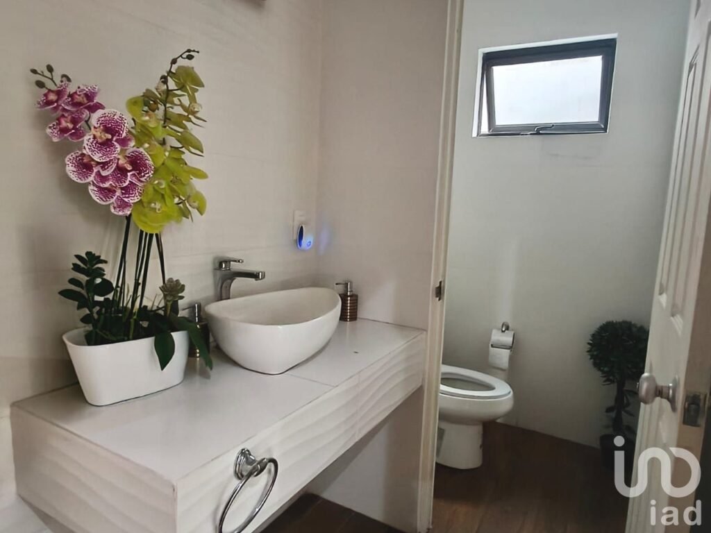 Renta de Local Cabina tratamientos faciales en Av Juarez Escobedo