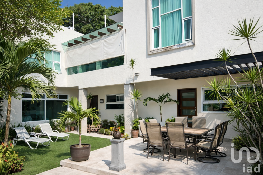 CASA EN VENTA SUR DE CUERNAVACA, ALBERCA.