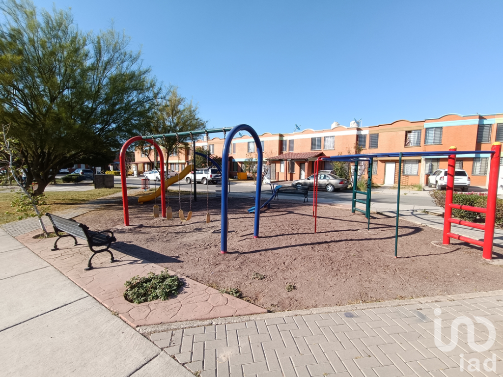 Casa en venta en condominio. Jardines del Rio, Leon Gto. INFONAVIT, COFI, Bancario, Rec. propios.