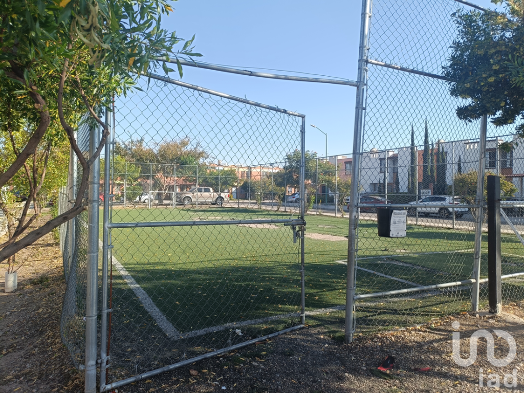 Casa en venta en condominio. Jardines del Rio, Leon Gto. INFONAVIT, COFI, Bancario, Rec. propios.