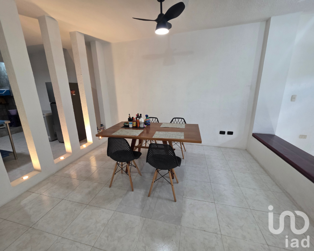 Casa en Venta en Cancún, Supermanzana 518 por Av. Cancún y Av. 135, 2 recámaras y 3 baños completos