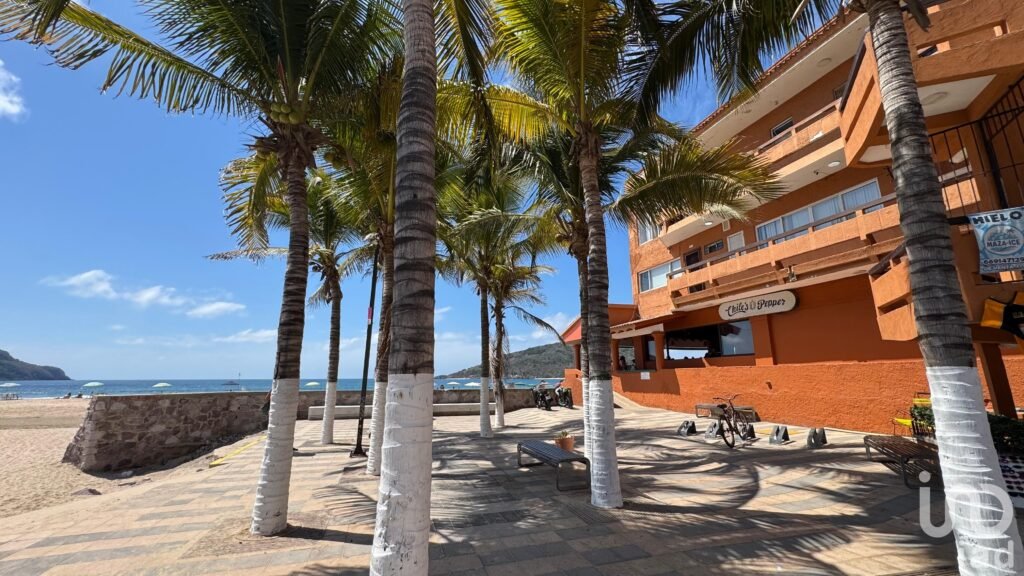 DEPARTAMENTO EN VENTA A PIE DE PLAYA CONDOMINIO PLAYA BONITA MAZATLÁN
