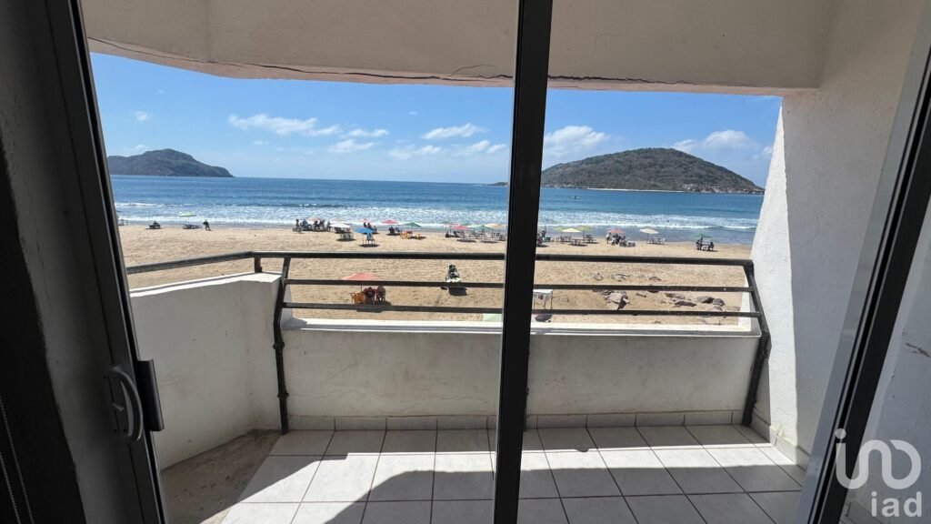 DEPARTAMENTO EN VENTA A PIE DE PLAYA CONDOMINIO PLAYA BONITA MAZATLÁN