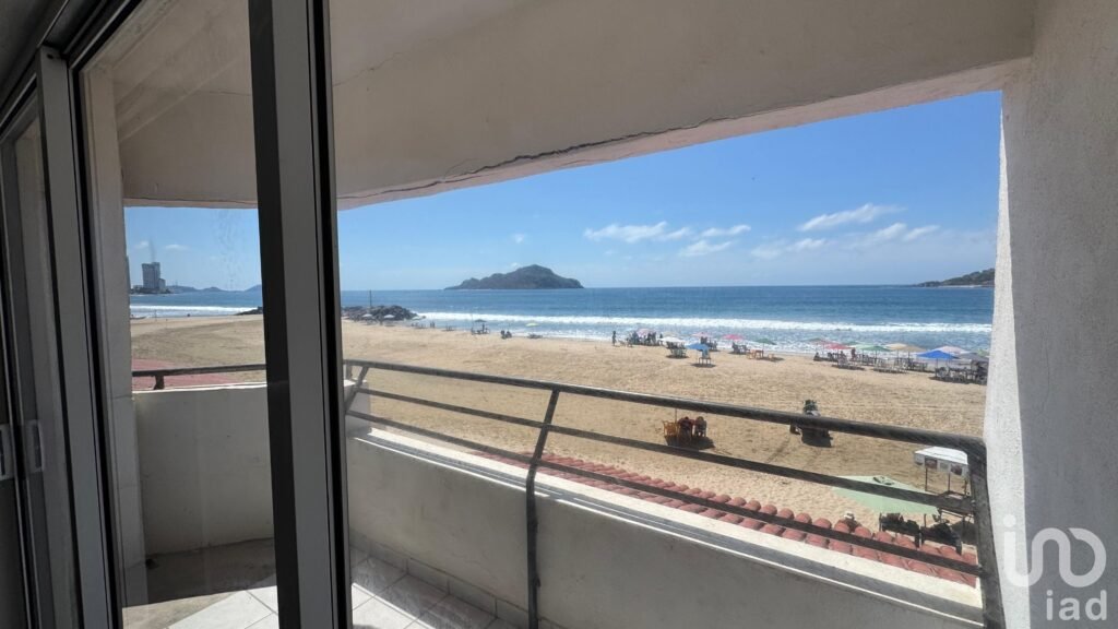 DEPARTAMENTO EN VENTA A PIE DE PLAYA CONDOMINIO PLAYA BONITA MAZATLÁN