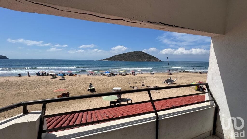 DEPARTAMENTO EN VENTA A PIE DE PLAYA CONDOMINIO PLAYA BONITA MAZATLÁN