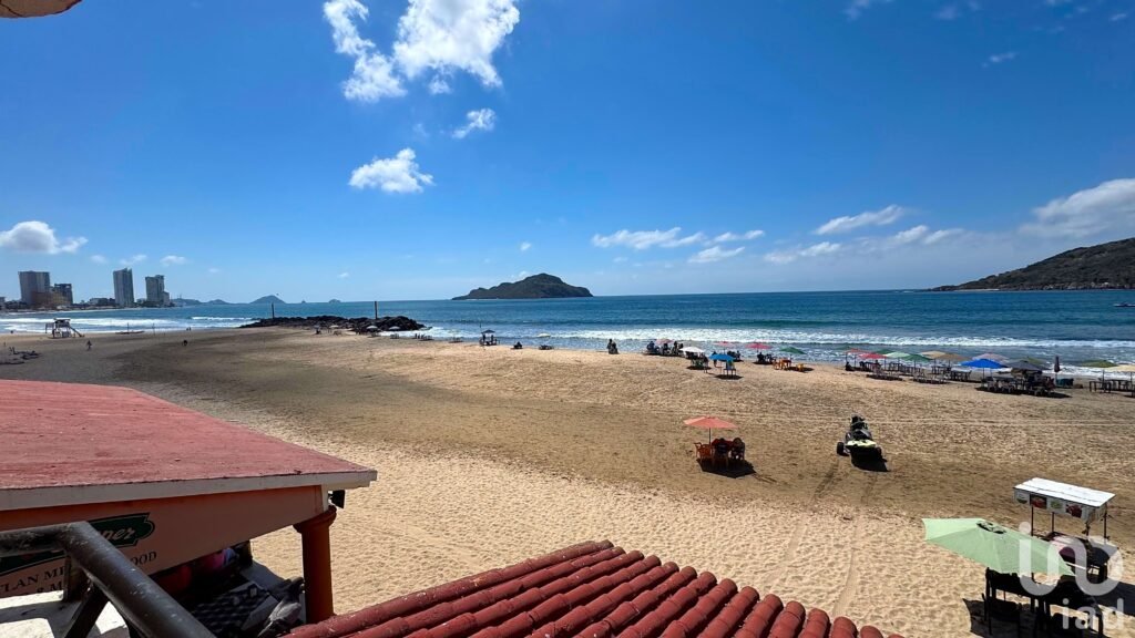 DEPARTAMENTO EN VENTA A PIE DE PLAYA CONDOMINIO PLAYA BONITA MAZATLÁN