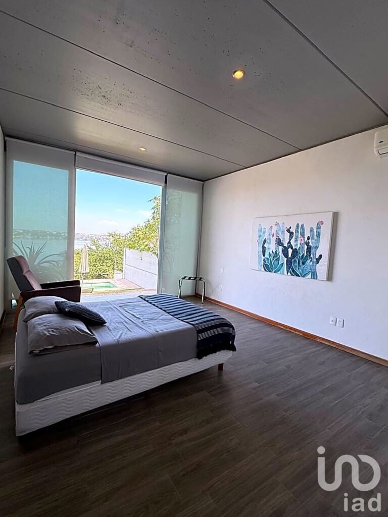 CASA EN VENTA CON ALBERCA EN EL LAGO DE TEQUESQUITENGO EN MORELOS