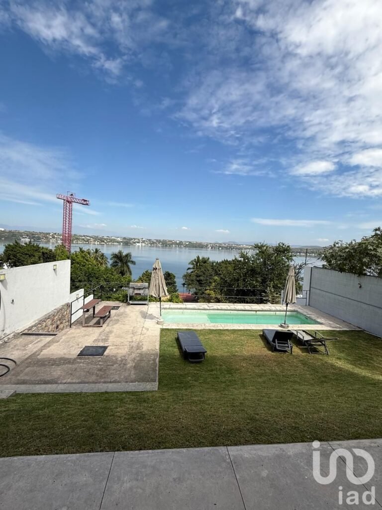 CASA EN VENTA CON ALBERCA EN EL LAGO DE TEQUESQUITENGO EN MORELOS