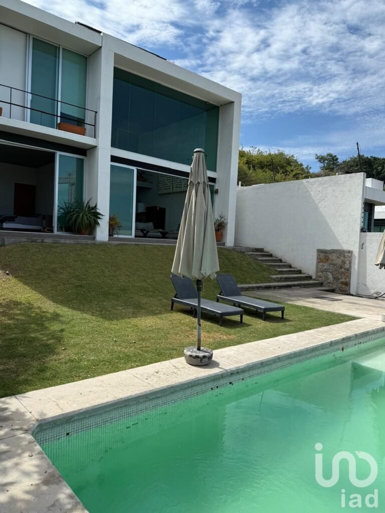 CASA EN VENTA CON ALBERCA EN EL LAGO DE TEQUESQUITENGO EN MORELOS - 2357106 casas en venta casa en venta con alberca en el lago de tequesquitengo en morelos 294420