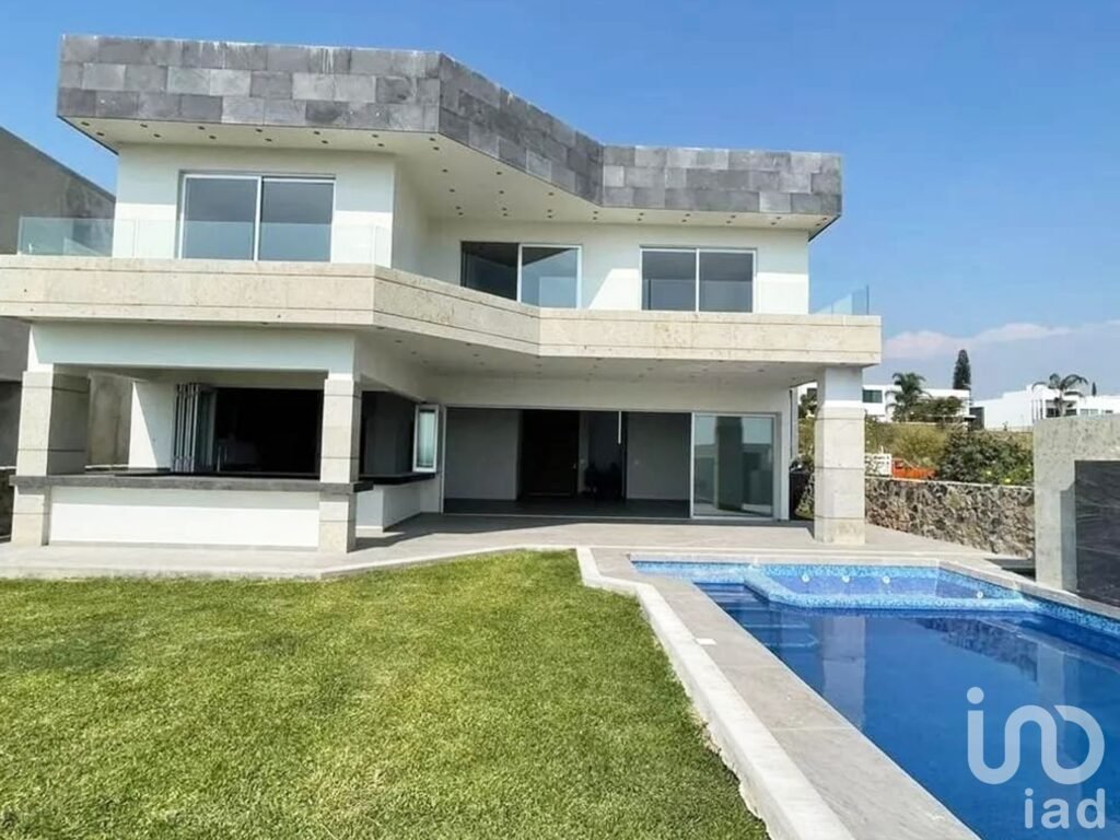 Casa en Venta en Lomas de Cocoyoc, dentro del fraccionamiento.