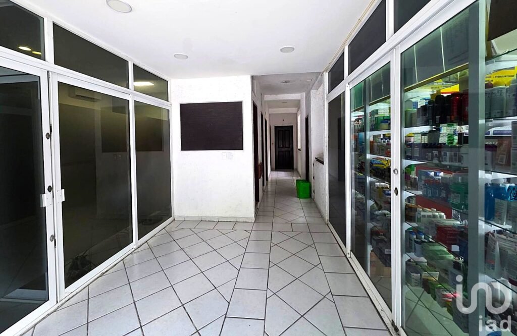 EDIFICIO EN VENTA  EN PUERTO MORELOS. A 2 CALLES DE LA PLAYA