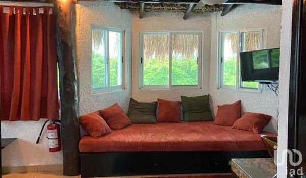 EDIFICIO EN VENTA  EN PUERTO MORELOS. A 2 CALLES DE LA PLAYA