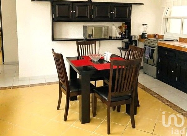 EDIFICIO EN VENTA  EN PUERTO MORELOS. A 2 CALLES DE LA PLAYA