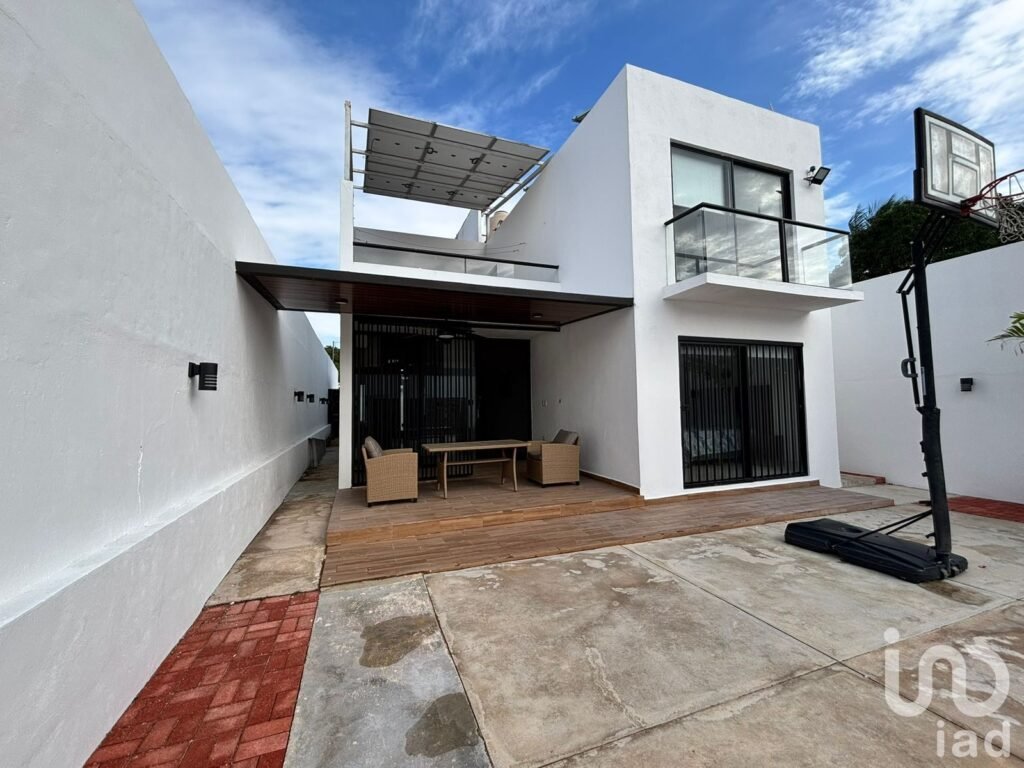 MODERNA CASA EN RENTA EN CHICHI SUAREZ, YUCATAN