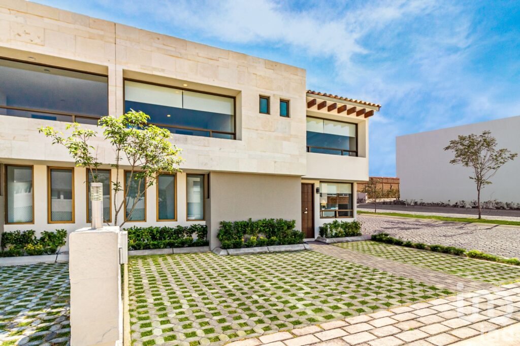 Casa de lujo en Calimaya | Jardín Amplio + Amenidades | A 15 min de Metepec | Modelo Málaga