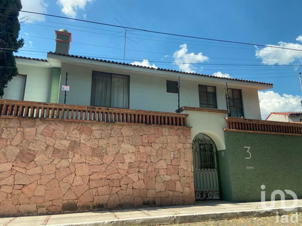 Amplia Casa en Venta en Alamos 1. Sección 4. Excelentes terminados.