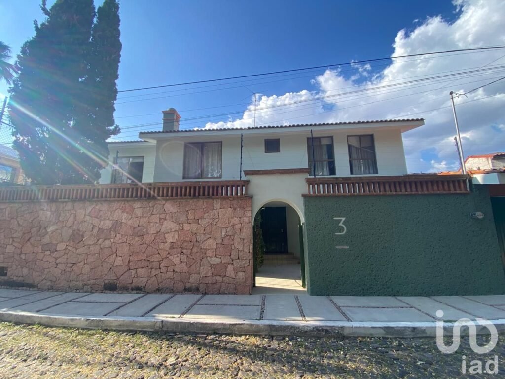 Amplia Casa en Venta en Alamos 1. Sección 4. Excelentes terminados.