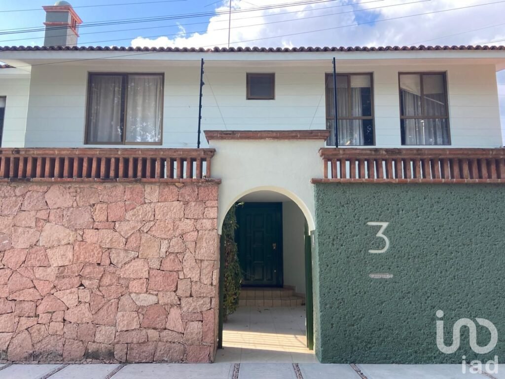 Amplia Casa en Venta en Alamos 1. Sección 4. Excelentes terminados.