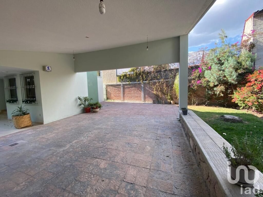 Amplia Casa en Venta en Alamos 1. Sección 4. Excelentes terminados.