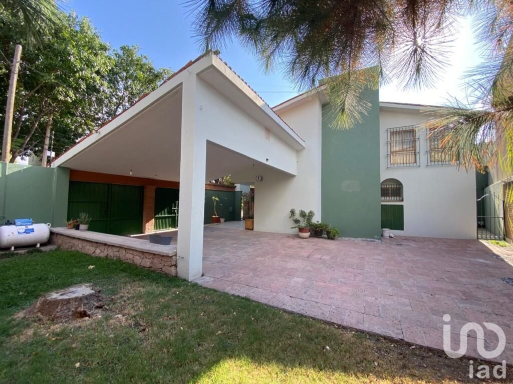 Amplia Casa en Venta en Alamos 1. Sección 4. Excelentes terminados.