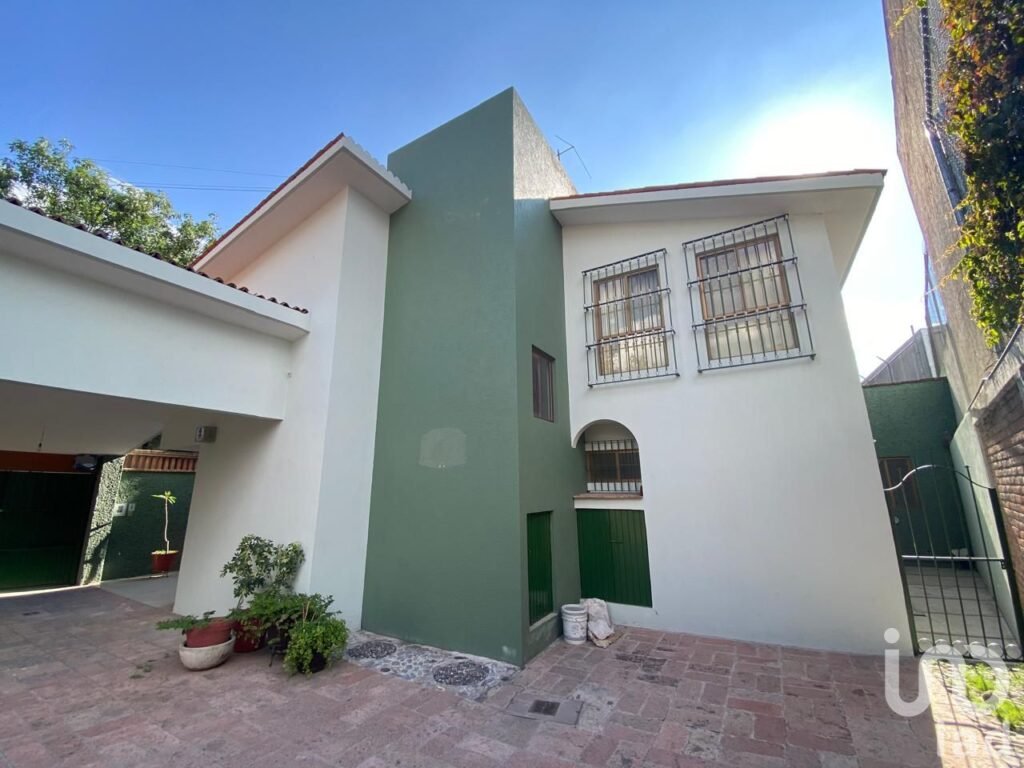 Amplia Casa en Venta en Alamos 1. Sección 4. Excelentes terminados.