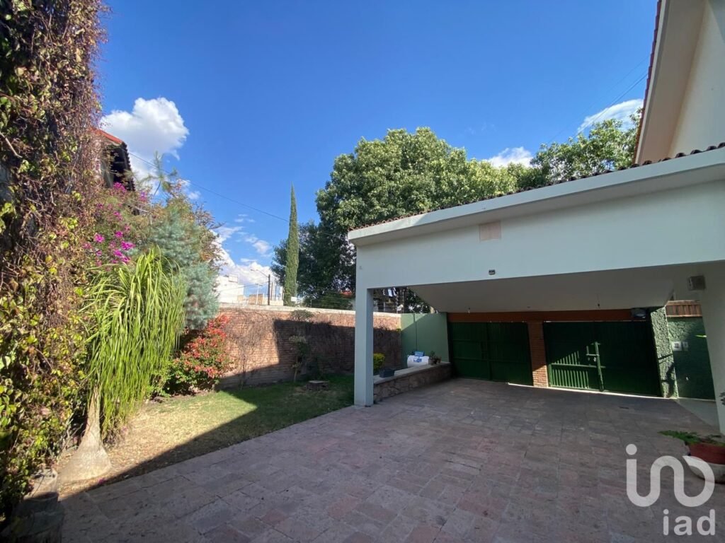 Amplia Casa en Venta en Alamos 1. Sección 4. Excelentes terminados.