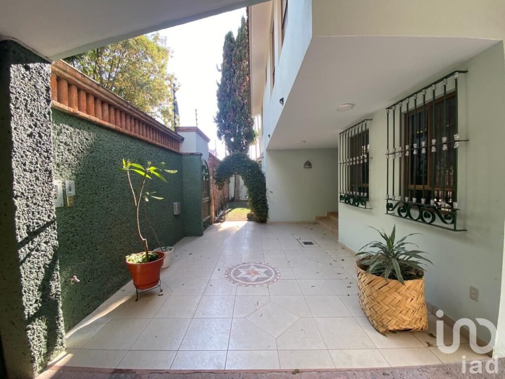 Amplia Casa en Venta en Alamos 1. Sección 4. Excelentes terminados.