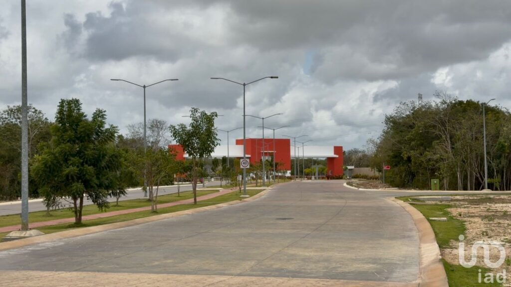 Terreno dentro de residencial privado en Cancún.