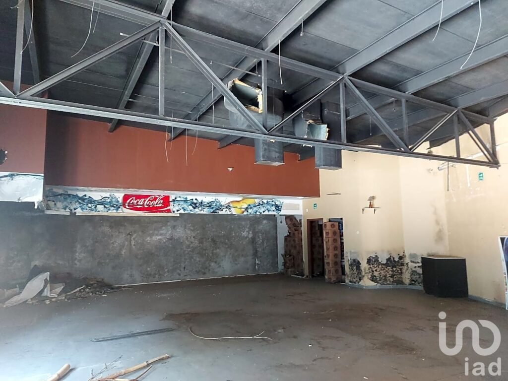 Local con 9 estacionamientos en Teopanzolco