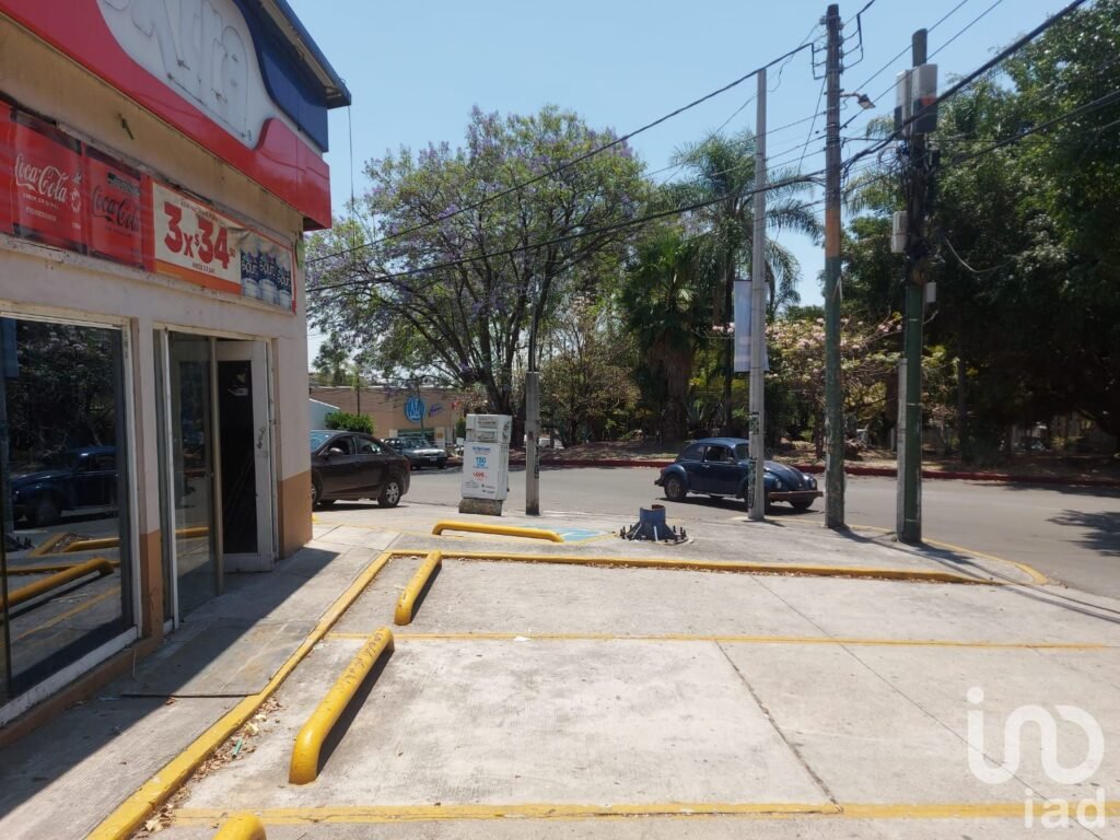 Local con 9 estacionamientos en Teopanzolco