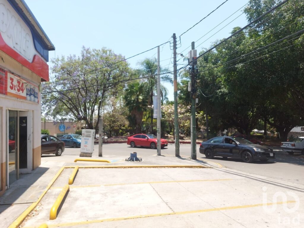 Local con 9 estacionamientos en Teopanzolco